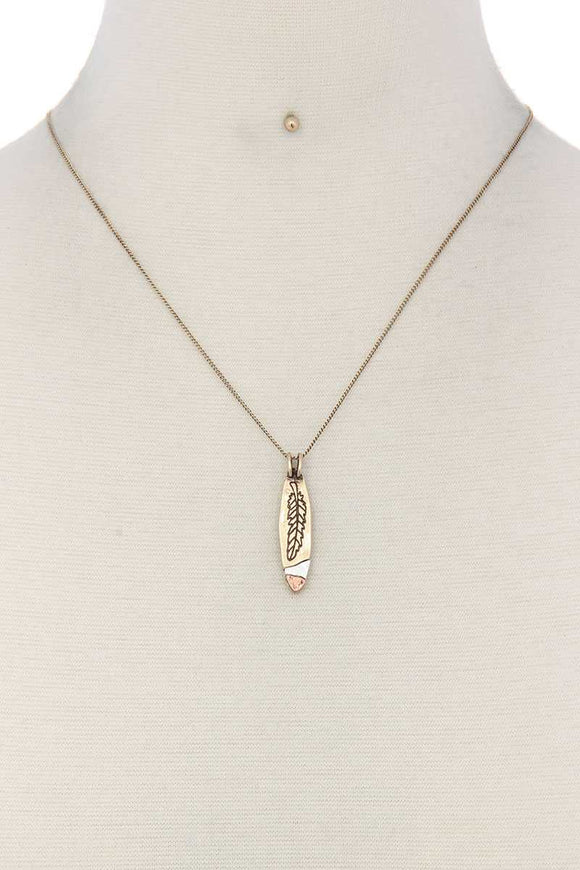 Feather Engrave Oval Shape Necklace